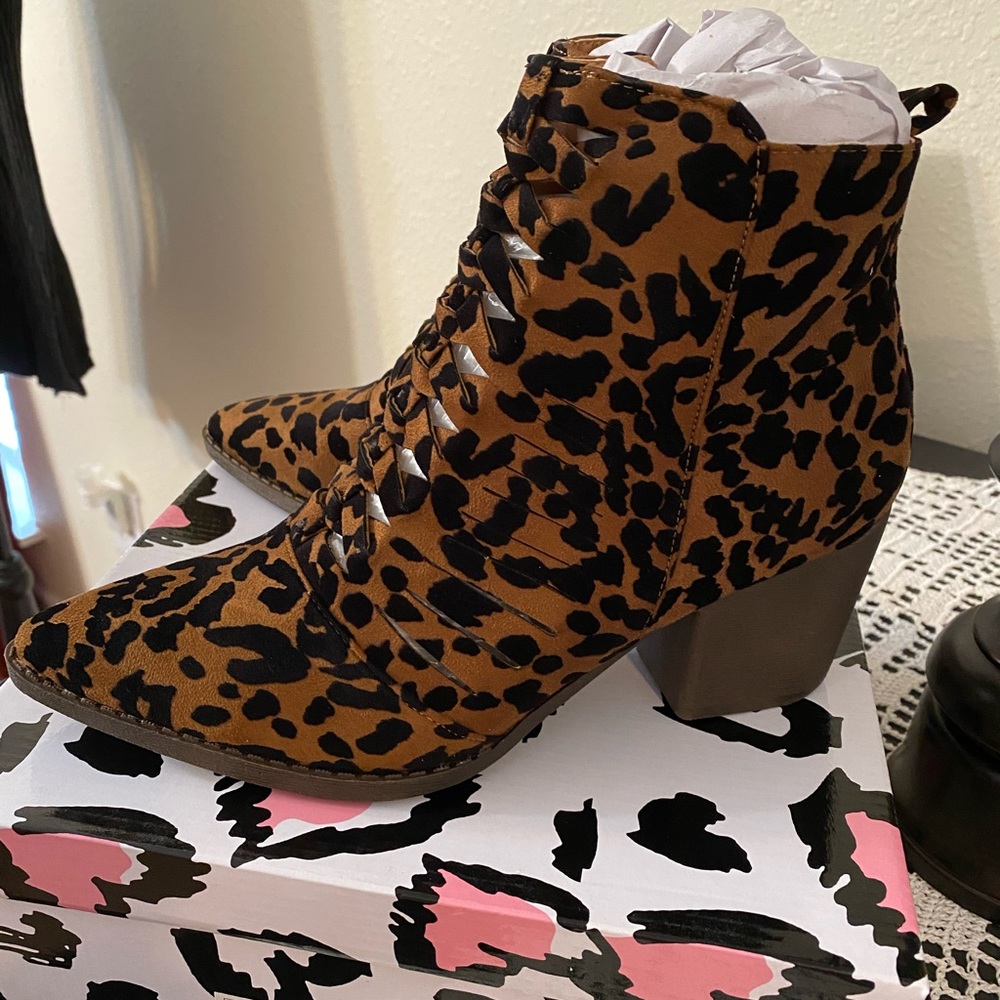 🖤Leopard Print Boots🖤 - Picture 2 of 5